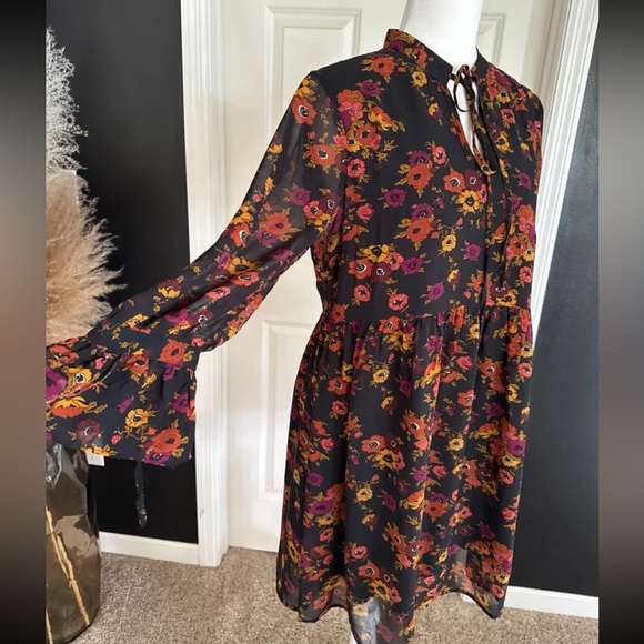 Molly Bracken Floral Mini Dress with bell tie sleeves
size Medium - Picture 6 of 12